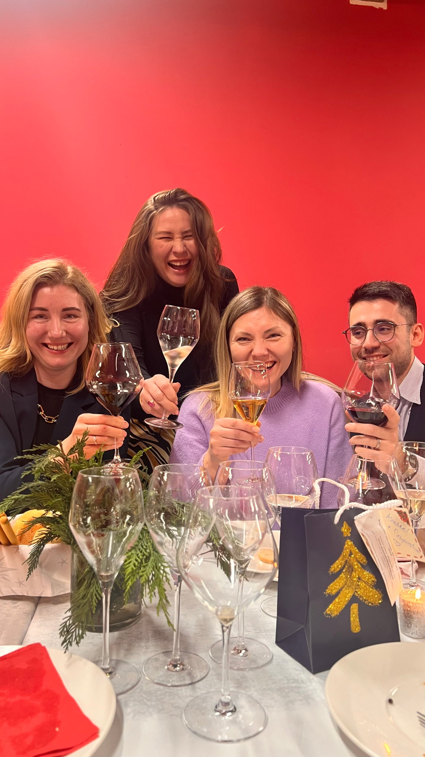 Visita guidata e degustazione di 4 vini, assaggi di formaggi e salumi locali