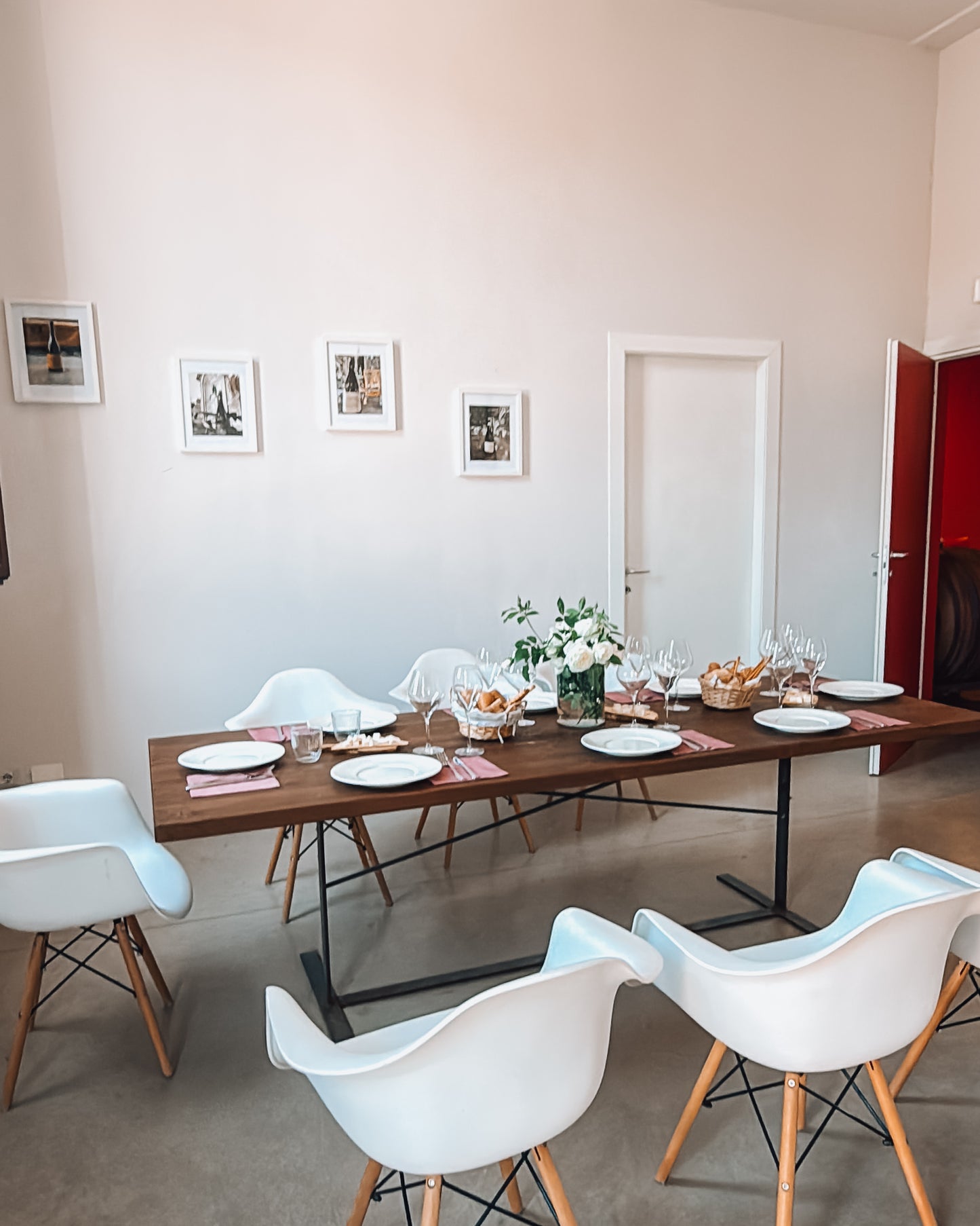 Guided tour and tasting of 6 wines, gourmet aperitif with Sabrage