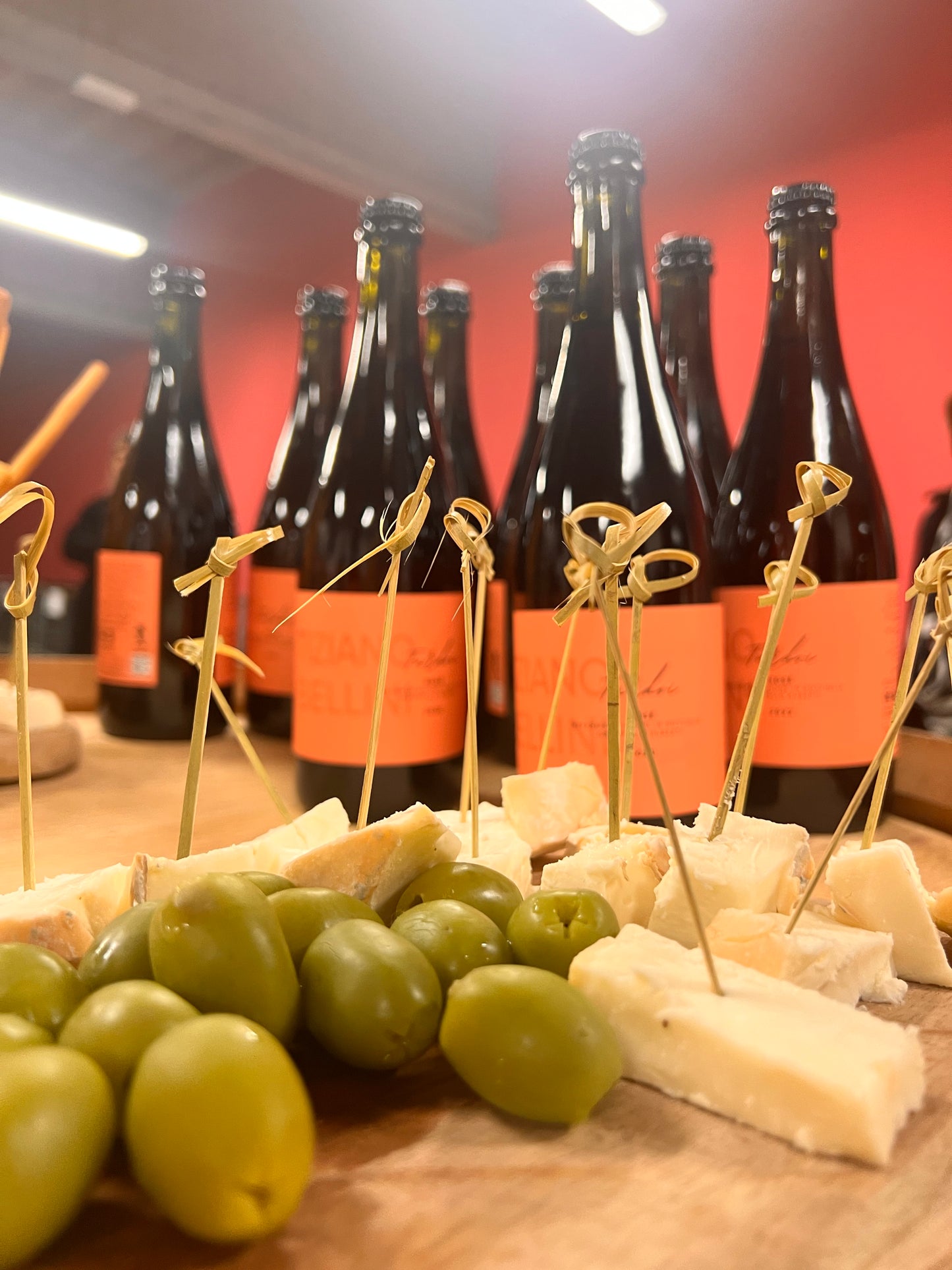 Visita guidata e degustazione di 4 vini, assaggi di formaggi e salumi locali